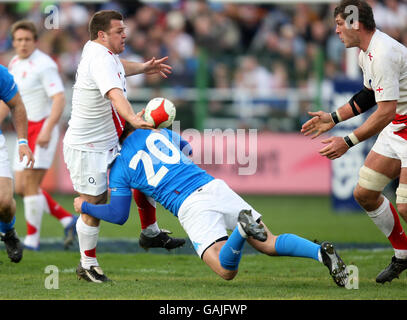 Rugby Union - RBS 6 Nations Championship 2008 - Italie / Angleterre - Stadio Flaminio.Lee Mears, l'Angleterre, charge sa passe alors qu'il est attaqué pendant le match des RBS 6 Nations au Stadio Flaminio, Rome, Italie. Banque D'Images