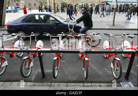 Les gens de Barcelone, en Espagne, utilisent des vélos de location pour se déplacer dans la ville. Le nouveau système appelé Bicing permet aux utilisateurs enregistrés de faire un cycle à partir de n'importe laquelle des 100 stations automatisées de la capitale catalane et de faire un trajet jusqu'à deux heures avant de le retourner à n'importe quelle autre station. Les paniers avant des vélos sont verrouillés sur un rail qui se libère lorsqu'une carte électronique est placée contre le consul de la machine. Le système est promu comme une forme supplémentaire de transport public et ne coûte que 0.3 euros par 30 minutes plus une charge annuelle de 24 euros. Banque D'Images