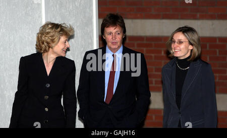 Sir Paul McCartney (au centre) quitte la haute Cour où il poursuit la procédure de règlement de divorce avec Heather Mills. Banque D'Images