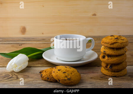 Pile de cookies faits maison et tasse de thé. Le Dessert. Pâtisseries sucrées. Un plateau de cookies. L'heure du thé. Des biscuits. Cookie petit-déjeuner. Dessert cookies Banque D'Images