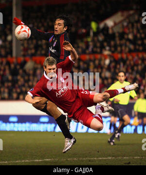 Luca Toni du Bayern Munich et Alexander Diamond d'Aberdeen lors du match de la coupe UEFA au stade Pittodrie d'Aberdeen. Banque D'Images