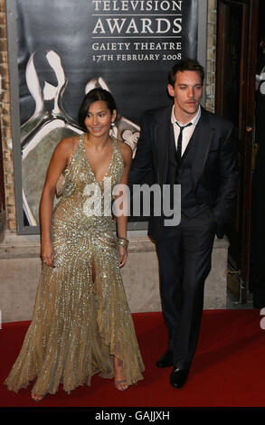 Jonathan Rhys Meyers et sa petite amie Rena Hammer arrivent aux Irish film and Television Awards au Gaiety Theatre de Dublin. Banque D'Images