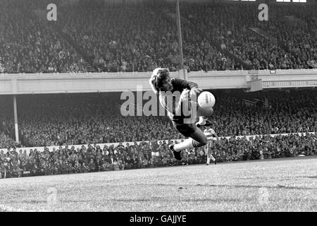 Phil Parkes, gardien de but des Queens Park Rangers, plonge à sa droite pour contrer un tir Banque D'Images