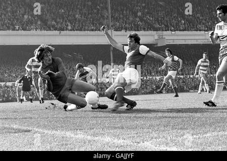 (G-D) le gardien de but des Rangers du parc Queens Phil Parkes plonge au Pieds de Malcolm MacDonald d'Arsenal pour bloquer son tir Banque D'Images