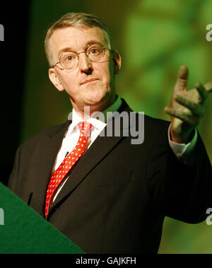 Hilary Benn, secrétaire à l'environnement, s'exprime à la conférence annuelle du Syndicat national des agriculteurs à Londres. Banque D'Images