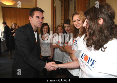 Jonathan Rhys-Meyers, star hollywoodienne, rencontre des jeunes écolières bénévoles d'Alexandra College Milltown à l'hôtel Clarence, Dublin, alors qu'il a révélé son intention de défendre les droits des enfants vivant dans les rues de Calcutta. Banque D'Images