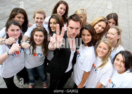 Jonathan Rhys-Meyers, star hollywoodienne, rencontre des jeunes écolières bénévoles d'Alexandra College Milltown à l'hôtel Clarence de Dublin, alors qu'il a révélé son intention de défendre les droits des enfants vivant dans les rues de Calcutta. Banque D'Images