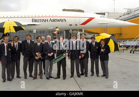 Capitaine Bernard Gallacher (au centre) avec l'équipe de golf de la coupe Ryder européenne après avoir présenté un ensemble de clubs commémoratifs à Lord MacFarlane, président de United Distillers, les sponsors de l'équipe à l'aéroport de Heathrow.Les membres de l'équipe sont : de gauche à droite : David Gilford, Seve Ballesteros, Nick Faldo, David Feherty, Mark James,(Lord MacFarlane), Bernard Gallacher, Steven Richardson, Colin Montgomerie, Jose-Maria Olazabal,Et Ian Woosnam. Banque D'Images