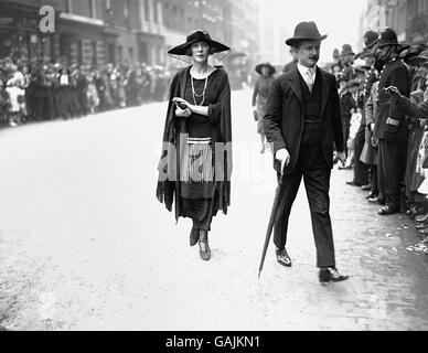 Lady Diana Duff Cooper arrivée avec son mari, Alfred Duff Cooper pour voir une performance pour la charité du film « quand la tricotherie était en fleur » au Scala Theatre. Banque D'Images