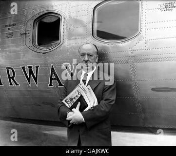 Alfred Hitchcock, réalisateur de Hollywood à l'aéroport de Londres, alors qu'il était sur le point de monter à bord d'un BEA pour Paris. Banque D'Images