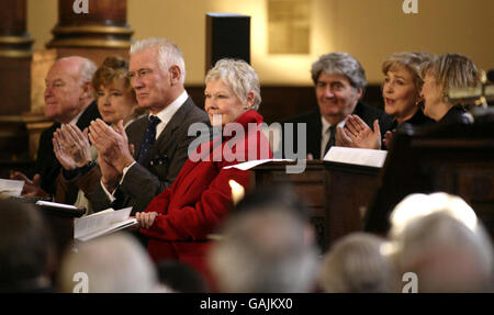 Des amis, dont Timothy West et son épouse Prunella Scales (à l'extrême gauche et à côté), Dame Judi Dench (veste rouge), (à l'arrière, à gauche) Tom Conti et Patricia Hodge (à l'arrière, à gauche), rendent hommage à l'ancien diffuseur Ned Sherrin CBE, qui s'est tenu à l'église St Paul de Covent Garden, dans le centre de Londres. Banque D'Images