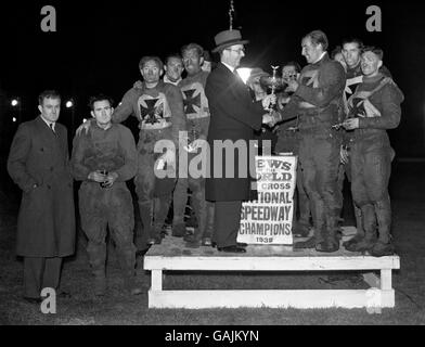 Courses automobiles - course de 200 miles JCC - Brooklands. L'équipe New Cross Speedway reçoit le trophée. Banque D'Images