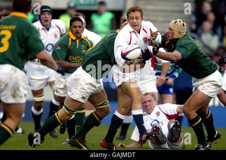 Rugby Union - International friendly - Angleterre / Afrique du Sud.Le britannique Jonny Wilkinson passe le ballon sous la pression de la défense sud-africaine Banque D'Images