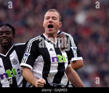 Soccer - FA Barclaycard Premiership - Manchester United contre Newcastle United.Alan Shearer, de Newcastle United, célèbre son 100e objectif de Premiership pour Newcastle Banque D'Images