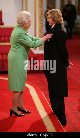 Le coiffeur Nicky Clarke reçoit son OBE pour les services à l'industrie de la coiffure de la reine Elizabeth II de Grande-Bretagne à l'intérieur de Buckingham Palace, Londres. Banque D'Images