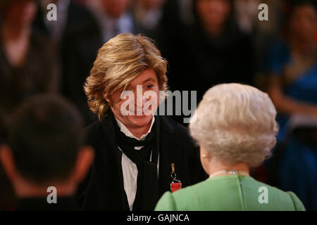 Le coiffeur Nicky Clarke reçoit son OBE pour les services à l'industrie de la coiffure de la reine Elizabeth II de Grande-Bretagne à l'intérieur de Buckingham Palace, Londres. Banque D'Images