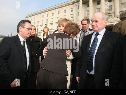 La ministre du développement social, Margaret Ritchie (retour à la caméra) , avec Dominic Bradley (à gauche), membre de l'Assemblée de la SDLP, qui prend la direction de Breige et de Stephen Quinn, dont le fils Paul Quinn, a été assassiné dans le sud d'Armagh, en prévision d'une date d'aujourd'hui à Stormont, Belfast . Banque D'Images