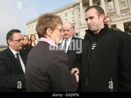 La ministre du développement social, Margaret Ritchie, en compagnie de Dominic Bradley, membre de l'Assemblée de la SDLP (à gauche), souhaite la bienvenue à la famille Quinn à Stormont, à Belfast, devant adebate aujourd'hui, le membre de la famille Paul Quinn a été assassiné dans le sud d'Armagh. Banque D'Images