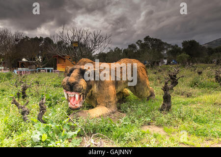 Athènes, Grèce 17 janvier 2016. Sabertooth animal préhistorique au portrait du parc de dinosaures en Grèce. Banque D'Images