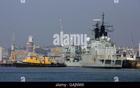 Vue générale sur le chantier naval Royal Navy à Devonport à Plymouth, Devon, vu depuis le ferry de Torpoint. Date de la photo: Lundi 18 février 2008. Le crédit d'image devrait se lire: Chris Ison/PA Wire. Banque D'Images