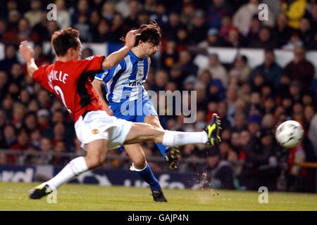 Football - Ligue des champions de l'UEFA - Groupe D - Manchester United / Deportivo la Coruna.Gary Neville, de Manchester United, glisse pour arrêter une photo de Jose Amavisca de Deportivo la Coruna Banque D'Images