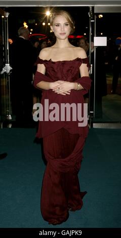 Natalie Portman arrive pour la première du film Royal de l'autre Boleyn Girl au cinéma Odeon West End, Leicester Square, Londres. Banque D'Images