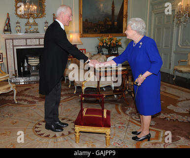 La reine Elizabeth II de Grande-Bretagne rend hommage à Sir Garth Morrison avec un chevalier et l'investit avec l'insigne d'un Chevalier du Thistle dans la salle d'audience privée, Buckingham Palace, Londres aujourd'hui. Banque D'Images