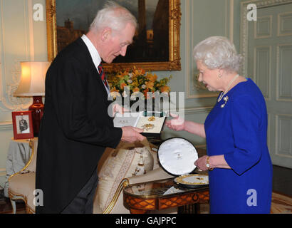 La reine Elizabeth II de Grande-Bretagne rend hommage à Sir Garth Morrison avec un chevalier et l'investit avec l'insigne d'un Chevalier du Thistle dans la salle d'audience privée, Buckingham Palace, Londres aujourd'hui. Banque D'Images