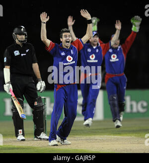 James Anderson, de l'Angleterre, lance un appel pour le cricket de Daniel Vettori, de la Nouvelle-Zélande, lors du cinquième match international d'une journée au stade ami, à Christchurch, en Nouvelle-Zélande. Banque D'Images