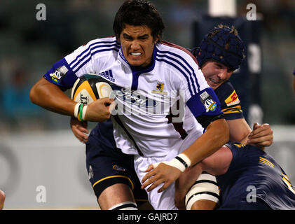 Rugby Union - Investec Super 14 - Brumbies contre Highlanders.Les Highlanders Adam Thomson est affronté lors du match Super 14 entre CA Brumbies et Highlanders au stade de Canberra Banque D'Images