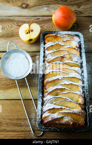 La tarte aux pommes, dessert de fruits, tarte dans le moule et de sucre semoule. Vue d'en haut Banque D'Images