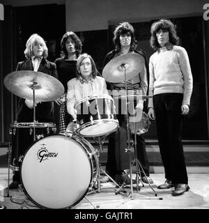 The Rolling Stones lors d'une répétition aux studios Wembley de Londres Weekend Television en préparation de leur apparition "Frost on Saturday" de David Frost sur la gauche est Brian Jones, Mick Jagger, batteur Charlie Watts, Keith Richards et Bill Wyman. Banque D'Images