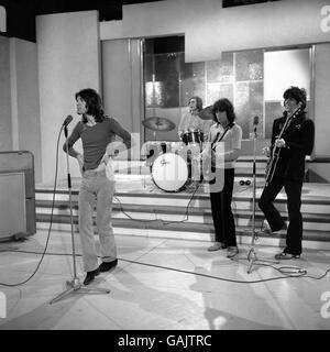 Les Rolling Stones lors d'une répétition aux studios Wembley de Londres Weekend Television en préparation de leur apparition "Frost on Saturday" de David Frost sur la gauche est , Mick Jagger, batteur Charlie Watts, Bill Wyman et Keith Richards. Banque D'Images