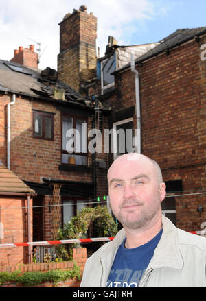 Paul Bates se tient à l'extérieur de sa maison dans Barnsley Road, Wombwell où une partie du toit s'est effondrée blessant son fils David au cours du tremblement de terre de la nuit dernière, le tremblement a frappé vers 1am et a été mesuré à 5.2 sur l'échelle de Richter. Banque D'Images