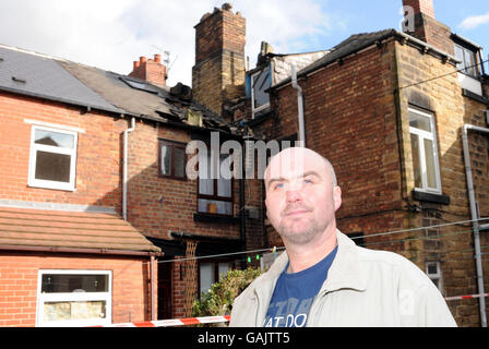 Paul Bates se tient à l'extérieur de sa maison dans Barnsley Road, Wombwell où une partie du toit s'est effondrée blessant son fils David au cours du tremblement de terre de la nuit dernière, le tremblement a frappé vers 1am et a été mesuré à 5.2 sur l'échelle de Richter. Banque D'Images