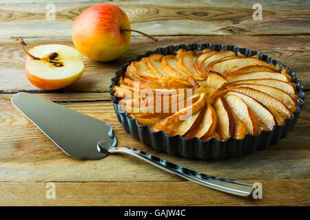 Tarte aux pommes traditionnelle de fruits, dessert, tarte aux pommes fraîches sur la table rustique en bois, selective focus Banque D'Images