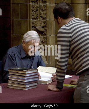 Sir David Attenborough signe des copies de la vie dans le sang froid, qui accompagne l'émission télévisée du même nom, au Musée d'histoire naturelle du centre de Londres. Banque D'Images