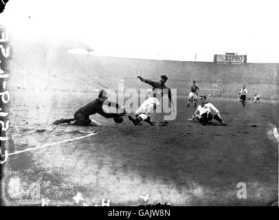 (G-D) le gardien de but de l'Allemagne de l'Ouest Fritz Herkenrath sauve aux pieds De Tom Finney en Angleterre Banque D'Images