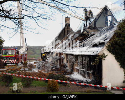 Les pompiers du pub Tidy Dooffre à Ravernet, à la périphérie de Lisburn, ont été frappés par un incendie autour de l'heure du déjeuner alors qu'il ouvrait pour les affaires de la journée. Banque D'Images