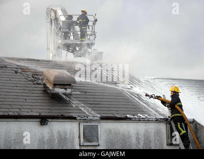 Les pompiers du pub Tidy Dooffre à Ravernet, à la périphérie de Lisburn, ont été frappés par un incendie autour de l'heure du déjeuner alors qu'il ouvrait pour les affaires de la journée. Banque D'Images