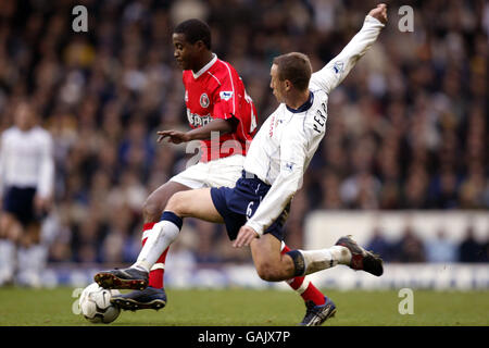 Soccer - FA Barclaycard Premiership - Tottenham Hotspur v Charlton Athletic.Chris Perry de Tottenham Hotspur plonge pour s'attaquer à Kevin Lisbie de Charlton Athletic Banque D'Images