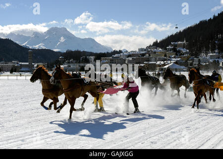 Les chevaux font la course sur la glace et la neige compactées sur le lac gelé à St Moritz le premier jour de course de White Turf de 2008. Banque D'Images