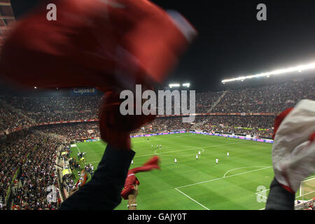 Football - Ligue espagnole Primera - Sevilla FC contre Real Betis - Estadio Ramon Sanchez Pizjuan. Les fans du Sevilla FC fêtent dans les tribunes Banque D'Images