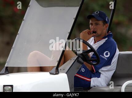 Cricket - les cendres - Cinquième test - Australie / Angleterre - filets.Steve Harmison, de l'Angleterre, a pensé à une voiturette de golf pendant les filets. Banque D'Images