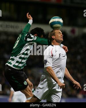 Football - coupe UEFA - Round of 16 - First Leg - Bolton Wanderers / Sporting Lisbonne - The Reebok Stadium.Kevin Davies (à droite) de Bolton Wanderers remporte une affiche supérieure Banque D'Images