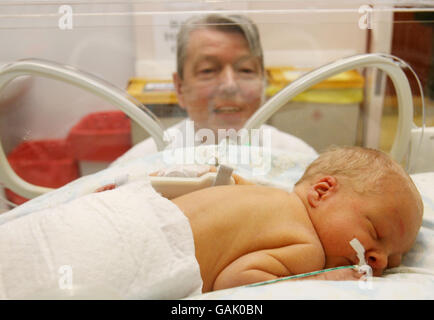 Le secrétaire à la Santé, Alan Johnson, examine le bébé Hannah Ridley né 6 semaines prématurément le 22 février à l'unité de soins spéciaux pour bébés de l'infirmerie Royal Victoria. Banque D'Images