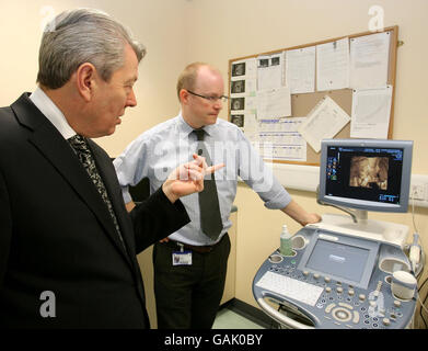 Le secrétaire à la Santé, Alan Johnson, examine une acquisition de 4 semaines en 4D à l'infirmerie Royal Victoria, à Newcastle. Banque D'Images