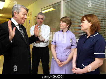 Le secrétaire à la Santé, Alan Johnson, parle aujourd'hui aux sages-femmes de l'unité de soins spéciaux pour bébés de l'infirmerie Royal Victoria à Newcastle. Banque D'Images