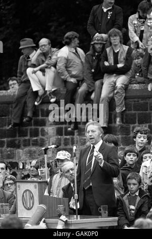 Arthur Scargill, président du Syndicat national des mineurs, s'adresse à un rassemblement de mineurs à Barnsley. Banque D'Images