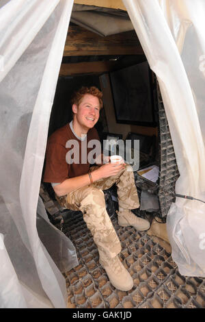 Le Prince Harry se trouve à l'extérieur de la cellule de planification des incendies de la colline de la JTAC, près de la base opérationnelle avant de Delhi, dans la province d'Helmand, dans le sud de l'Afghanistan. Banque D'Images